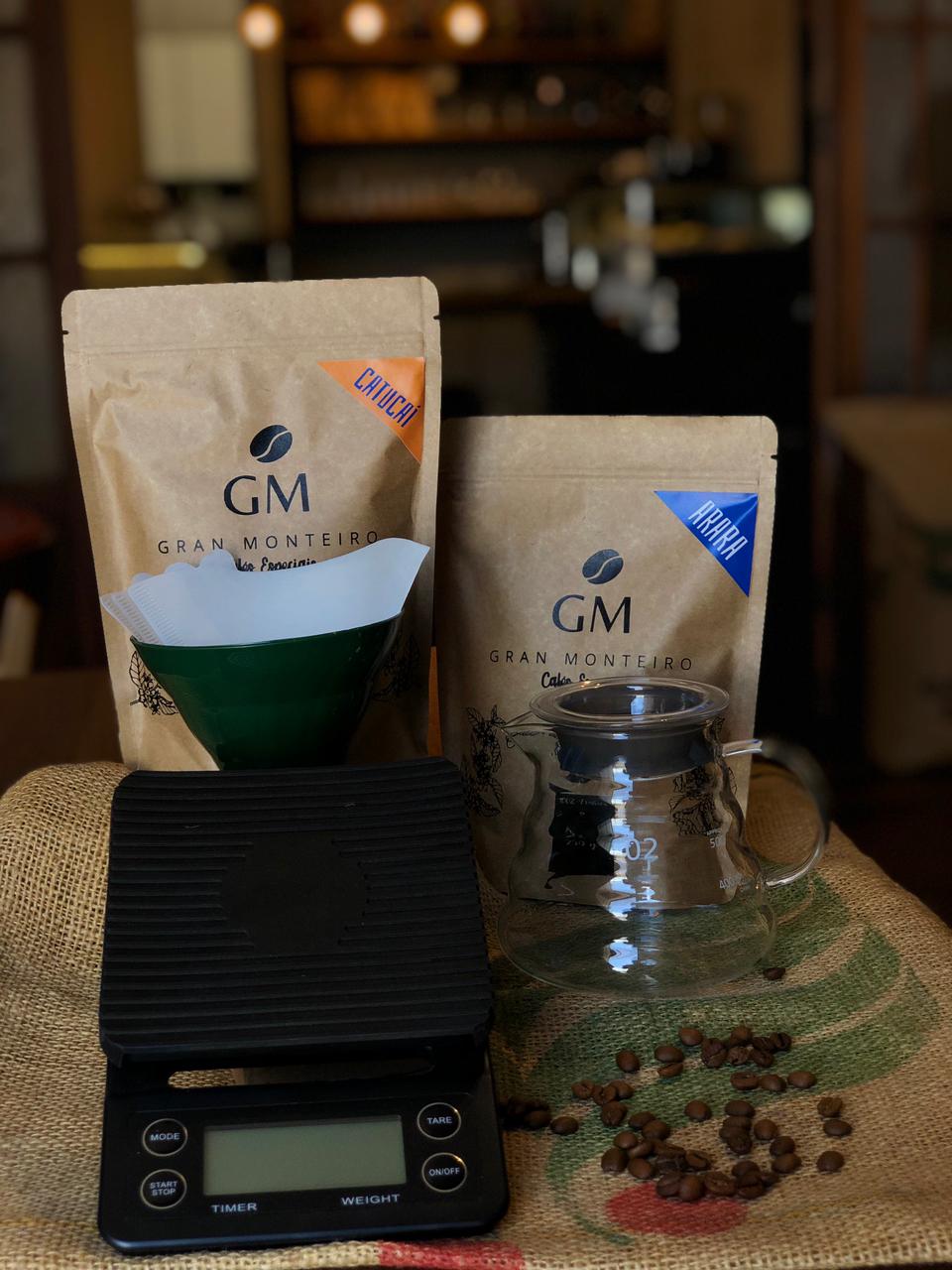 Kit V60 - 1 Arara 250g + 1 Catucaí 250g + 1 V60 Personalizado + 40 filtros de papel 02 + Jarra de vidro com tampa 600ml + Balança de precisão digital